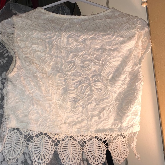 A crop top shirt - Picture 3 of 3